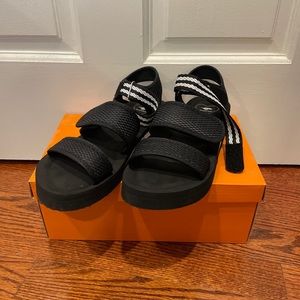 Rocket Dog Women’s Watta Mesh Fabric/Nylon Flip-Flop Black - Size 8